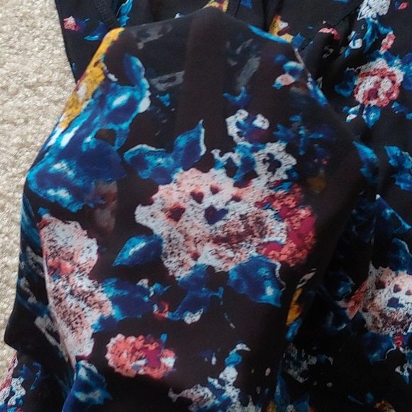Gorgeous flower tank from mudd size large - Picture 2 of 5